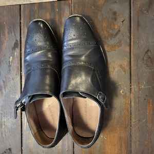 Black leather BR buckle shoes